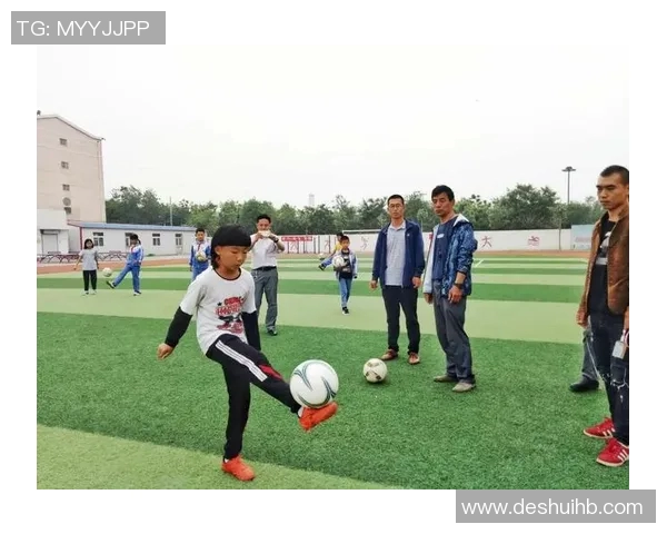 小男孩模仿足球巨星颠球展现超凡技巧梦想成真 小男孩模仿足球巨星颠球展现超凡技巧梦想成真